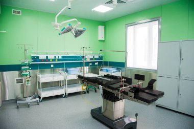Modern klinikteki ameliyathane.
