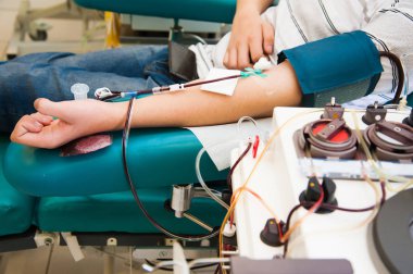 Kan nakli sırasında doktor. Hastanedeki donörden alınan kan bağışı ünitesi.