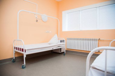 Yatak ve bir hastanede donatılmış rahat tıbbi bakım odası
