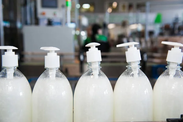 Linia Napełniania Butelek Plastikowych Przemysł Chemiczny — Zdjęcie stockowe