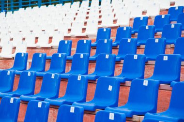 Tribün taraftarların Stadı nda. Boş mavi ve beyaz koltuklarda Stadyumu