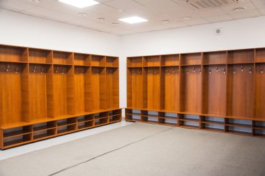 Stadyumdaki boş futbol soyunma odası.