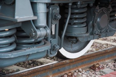 Modern tren istasyonunda kırmızı tren