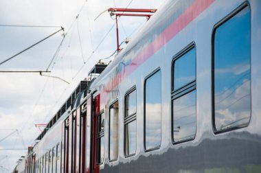 Modern tren istasyonunda kırmızı tren