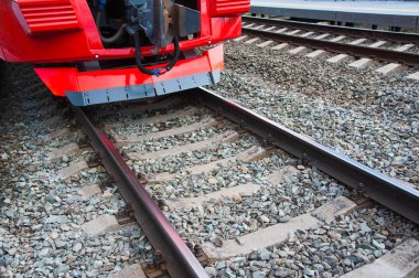 Modern tren istasyonunda kırmızı tren