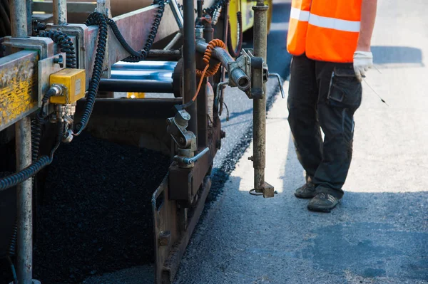 Yol yapımı, sanayi ve takım çalışması üzerine çalışan işçiler, yeni asfalt