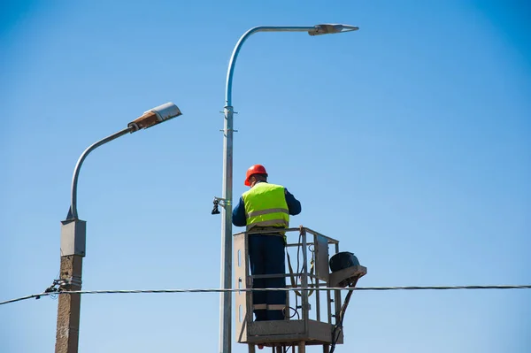 Elektrikçiler Elektrik Direğindeki Elektrik Hattını Tamir Ediyorlar — Stok fotoğraf