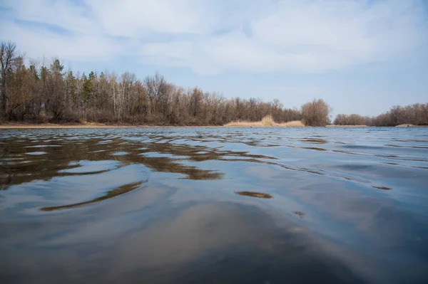 Sprin Sel Nehri Üzerinde Bahar Düz Nehir — Stok fotoğraf