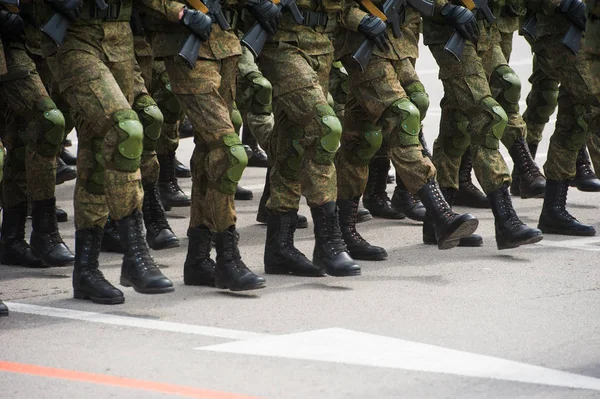 Soldati Uniforme Che Marciano Nella Parata — Foto Stock