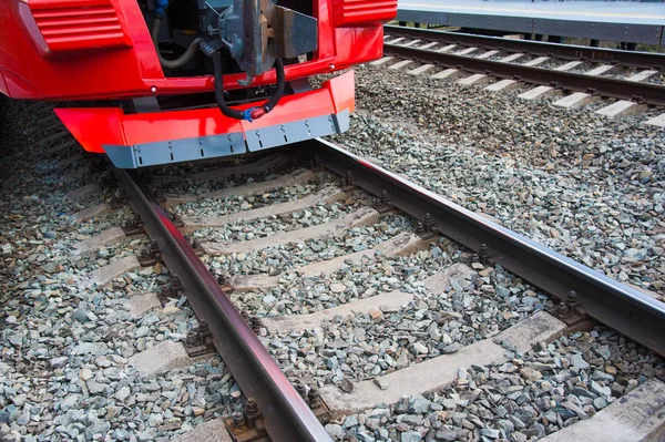 Modern tren istasyonunda kırmızı tren