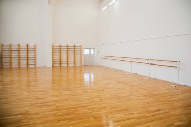 Modern yeni okul binası. Sarı zemini ve duvarları olan boş bir spor salonu.