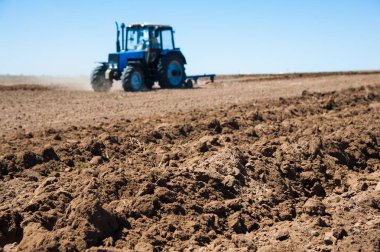 Traktör sürme tarlaları - tohum ekmek için arazi hazırlama