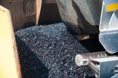 Yol silindirleri yeni yol inşaatında çalışıyor.