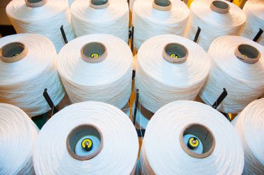 Endüstriyel kumaş üretim hattı. Bir tekstil fabrikasında dokuma tezgahı