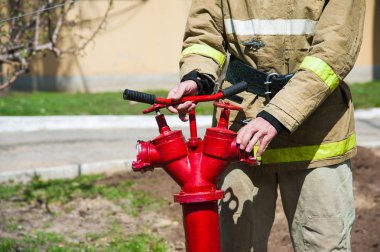 İtfaiyeci iş başında. Acil durum güvenliği. Korunma, tehlikeden kurtarma