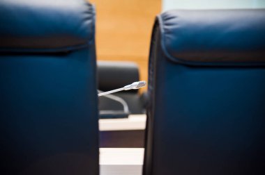 Toplantı masası ve sandalyeler toplantı odasında.