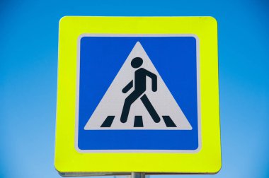 Yol işaret gökyüzüne karşı: yaya geçidi