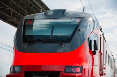 Modern tren istasyonunda kırmızı tren