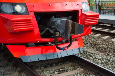 Modern tren istasyonunda kırmızı tren