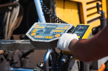 Yol yapımı, sanayi ve takım çalışması üzerine çalışan işçiler, yeni asfalt