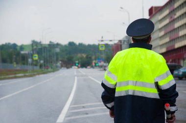 Yol devriyesi. Trafik polisi yolda.