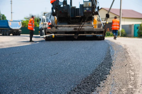 Yol silindirleri yeni yol inşaatında çalışıyor.