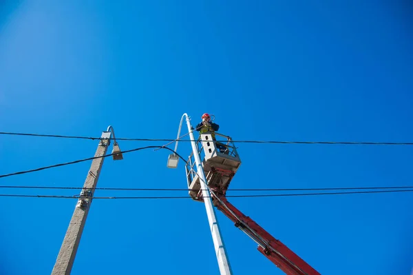 Electricians Repairing Wire Power Line Electric Power Pole — Stock Photo, Image