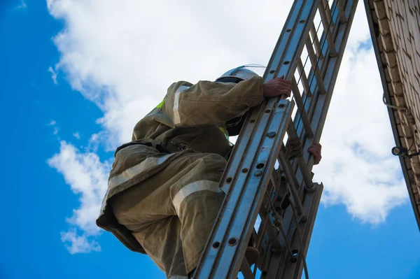 Feuerwehrmann im Einsatz. Notfallsicherheit. Schutz, Rettung vor Gefahr — Stockbild Feuerwehrmann Einsatz Notfallsicherheit Schutz Rettung Vor Gefahr — Stockfoto