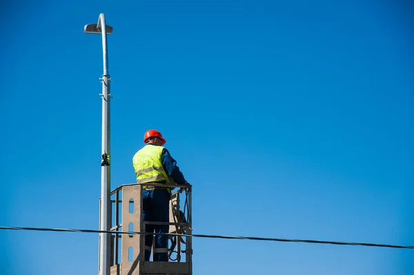 Elektrikçiler Elektrik Direğindeki Elektrik Hattını Tamir Ediyorlar — Stok fotoğraf