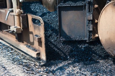 Yol silindirleri yeni yol inşaatında çalışıyor.