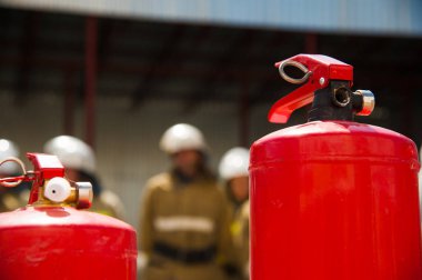 İtfaiyeci iş başında. Acil durum güvenliği. Korunma, tehlikeden kurtarma