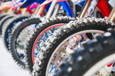 Kış aşırı eğlenceli. Kışın motosiklet. Aşırı eğlenceli bir motosiklet üzerinde kışın kapalı yol çift spor enduro seyahat