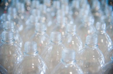 Plastik şişeler, kimya endüstrisi.