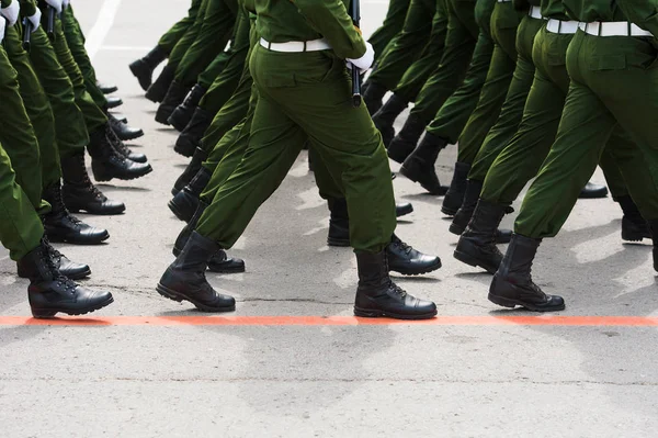 Soldati Uniforme Che Marciano Nella Parata — Foto Stock