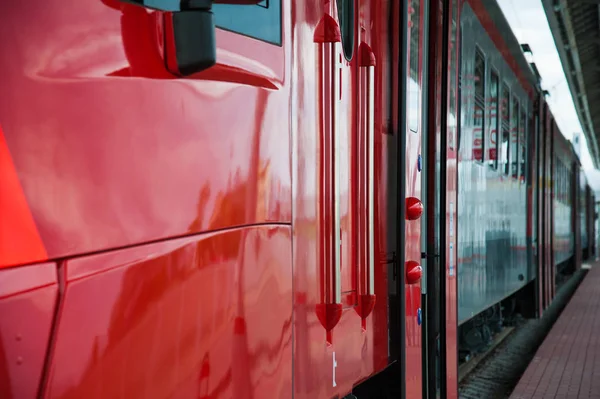 Czerwony Pociąg Nowoczesnym Dworcu Centralnym — Zdjęcie stockowe