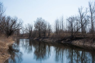 Sprin sel Nehri üzerinde. Bahar düz nehir