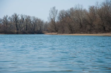 Sprin sel Nehri üzerinde. Bahar düz nehir