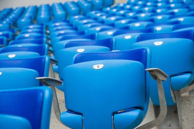 Stadyumdaki taraftarlar tribünü. Stadyumda boş mavi koltuklar