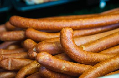Sosis kasaplar sayaç veya Şarküteri penceresinde yelpazesi