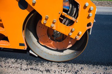 Yol yapımı, sanayi ve takım çalışması üzerine çalışan işçiler, yeni asfalt