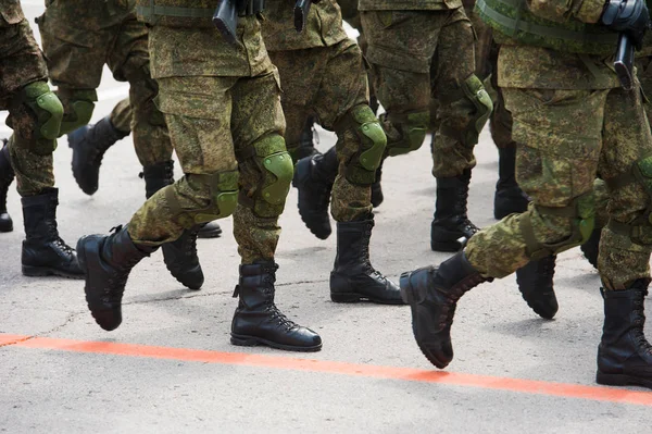 Soldados Uniforme Marchando Desfile — Fotografia de Stock
