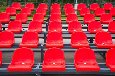 Tribün taraftarların Stadı nda. Kırmızı koltuklarda boş Stadyumu