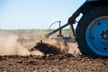 Traktör sürme tarlaları - tohum ekmek için arazi hazırlama