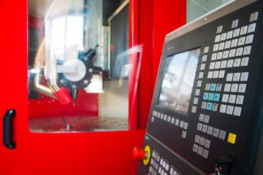 Metal işleten CNC değirmen makinesi. Metal modern işleme teknolojisi kesiliyor