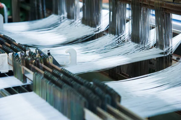 Ipari Szövet Gyártósor Szövőszövőszék Textilgyárban — Stock Fotó