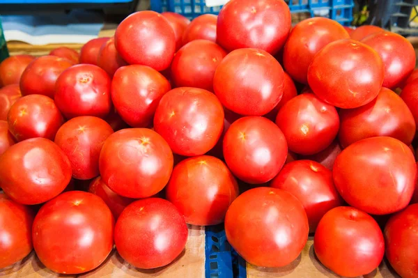 Pomodori Freschi Maturi Una Scatola Vendita Nel Negozio Alimentari Pomodori — Foto Stock