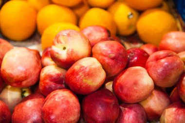 Grup kutuları süpermarkette üzerinde kırmızı ve sarı elmalar