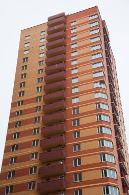 Gri sonbahar gökyüzüne karşı yepyeni bir apartman.