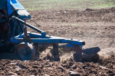 Traktör sürme tarlaları - tohum ekmek için arazi hazırlama