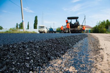 Yol silindirleri yeni yol inşaatında çalışıyor.